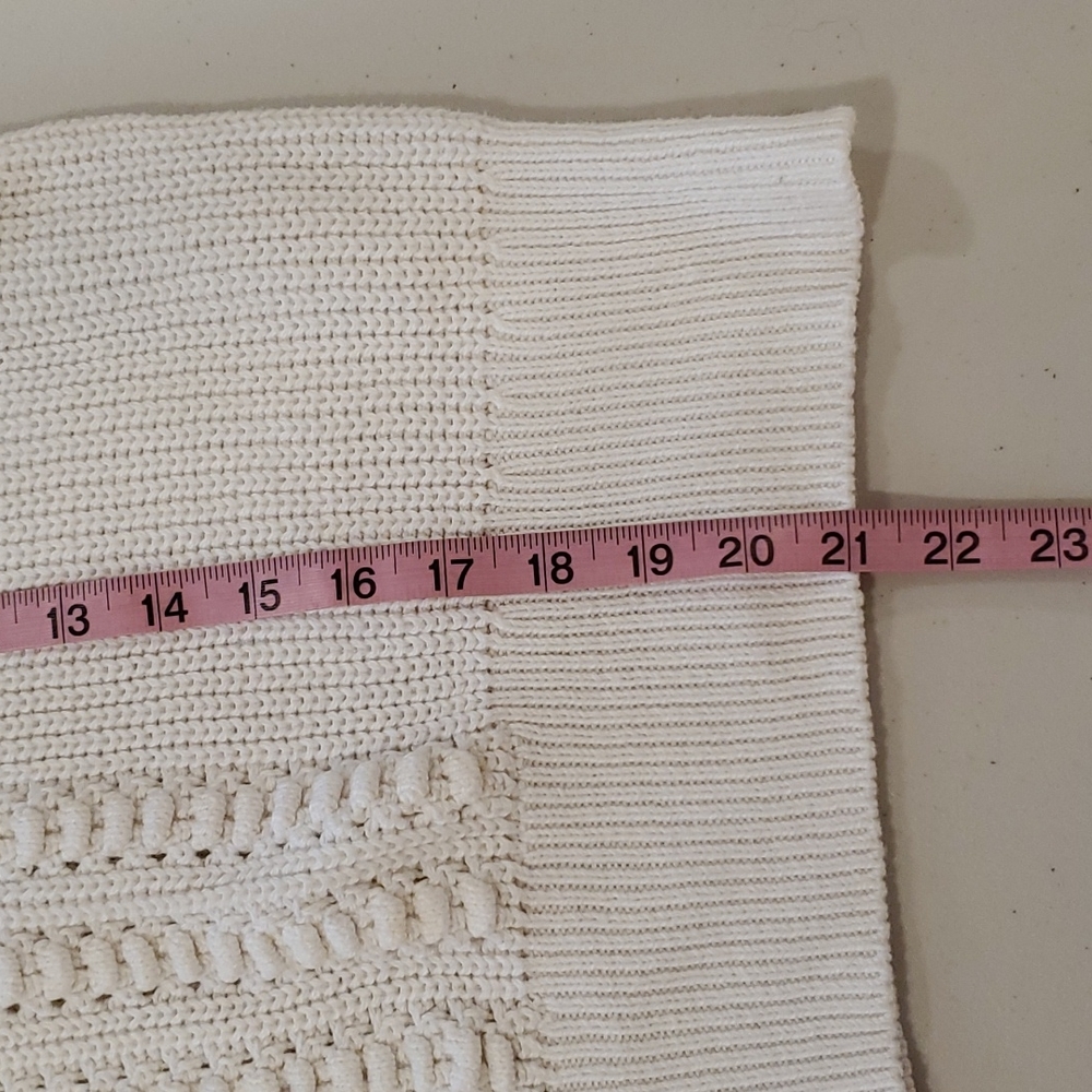 The Limited White sleeveless crew neck cable knit sweater sz. Lg. - Picture 7 of 7